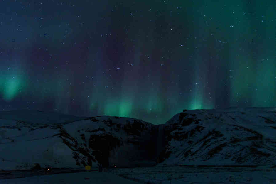 Islandia 109 - Aurora Boreal - catarata de Skógafoss.jpg